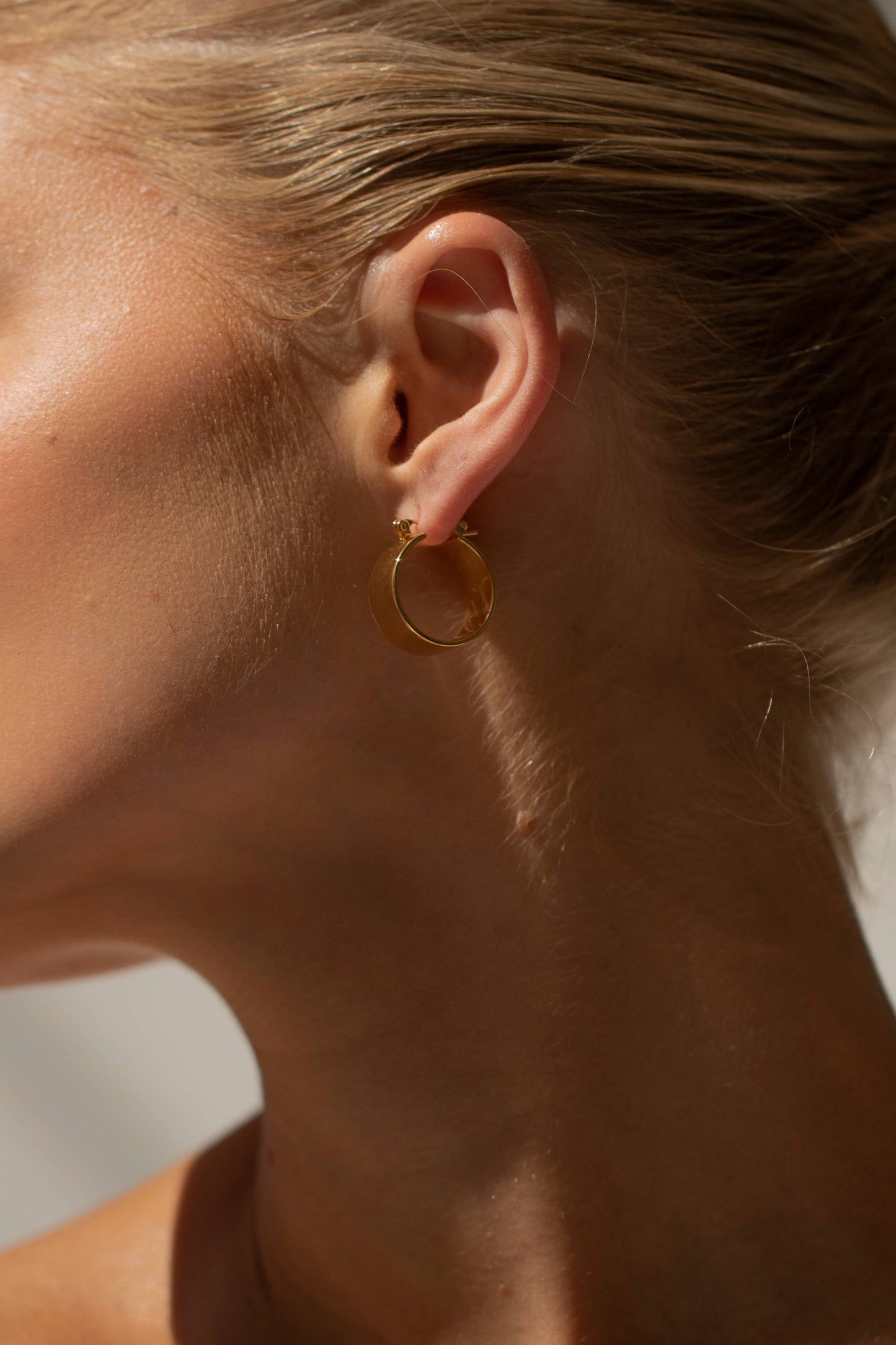 Arctic Fox & Co - Gold Everyday Hoop Earrings - Charlotta